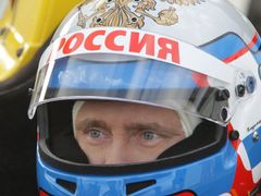 Vladimir Putin jako pilot vozu Formule 1.