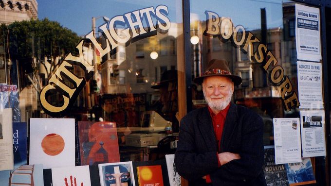Lawrence Ferlinghetti před knihkupectvím City Lights na archivním snímku z roku 2000.