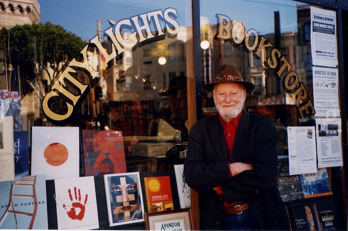 Lawrence Ferlinghetti před knihkupectvím City Lights na archivním snímku z roku 2000.