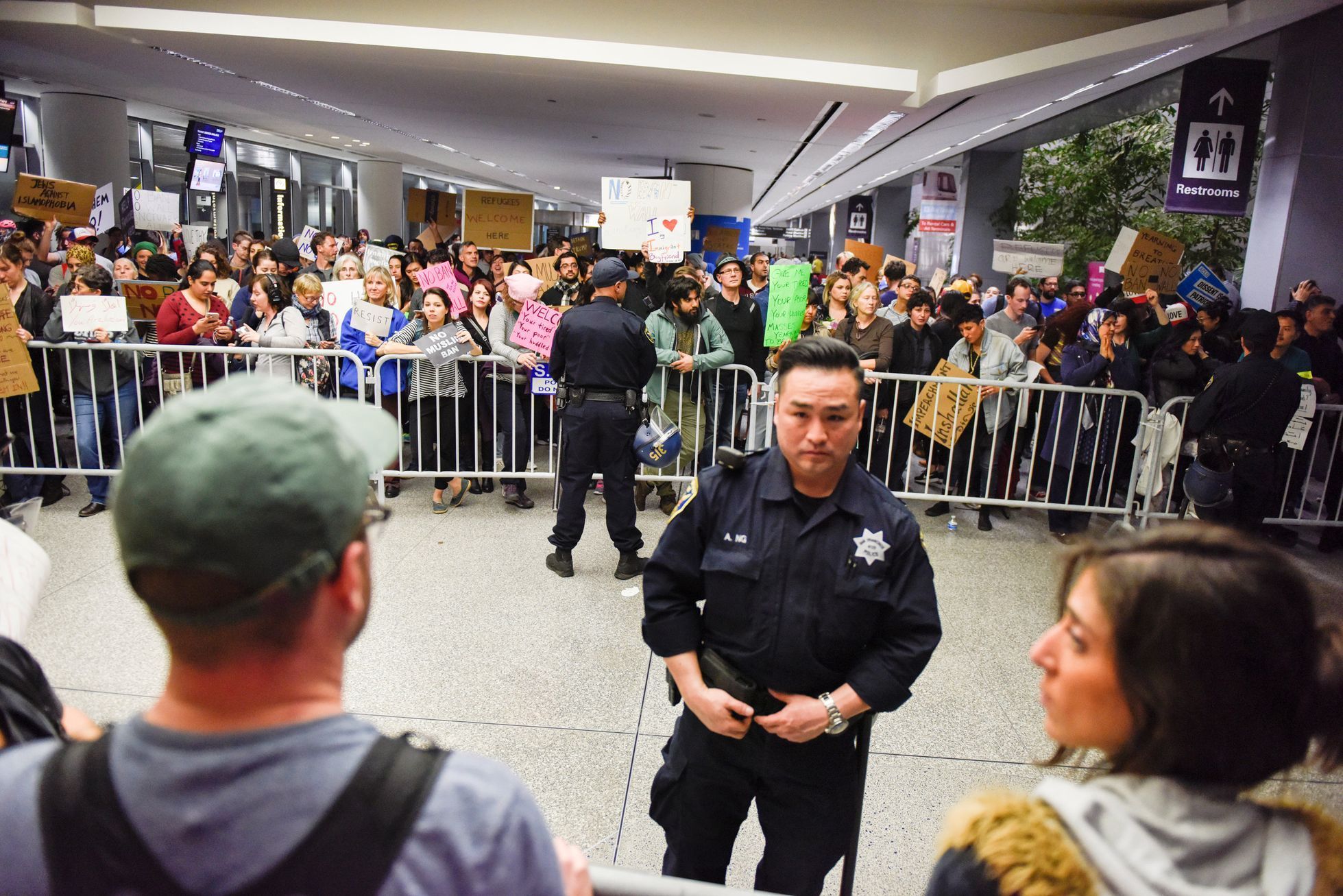 Protesty proti Trumpovu antiimigračnímu nařízení na letišti v San Franciscu.