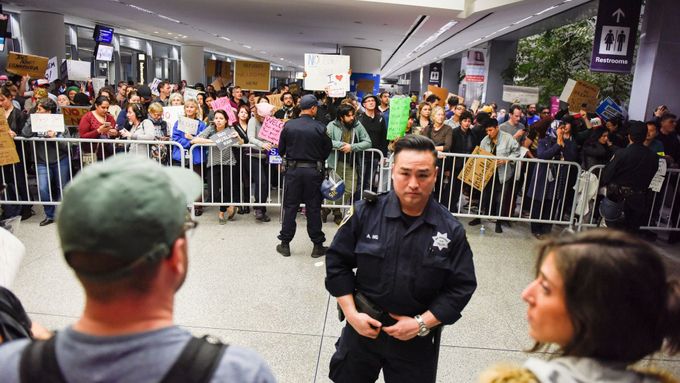 Protesty proti Trumpovu antiimigračnímu nařízení na letišti v San Franciscu.
