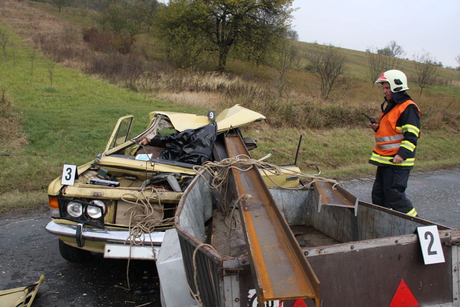 Nezajištěné traverzy probodly auto