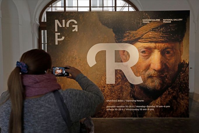 Na výstavu Rembrandt: Portrét člověka v Paláci Kinských smí dovnitř naráz vždy jen 100 lidí.