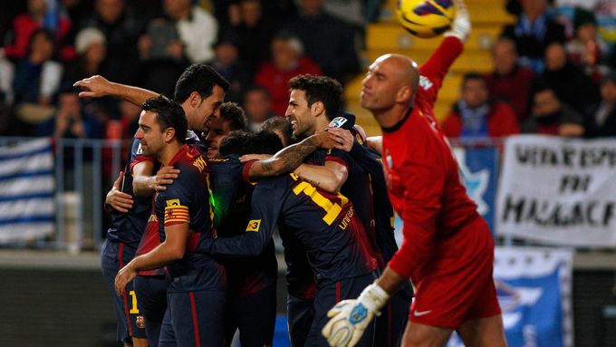Fotbalisté Barcelony se radují, gólman Málagy už takovou radost nemá.