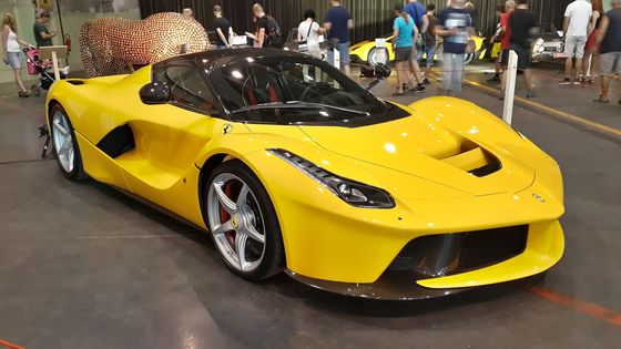 Patrně největším lákadlem letošního ročníku výstavy bylo žluté LaFerrari.