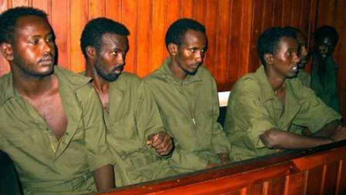 Skupina deseti Somálců je obžalována z pirátství