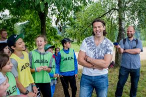 Obrazem: Kdo přehodí Jágra? Hokejová legenda navštívila tábor pro nemocné děti