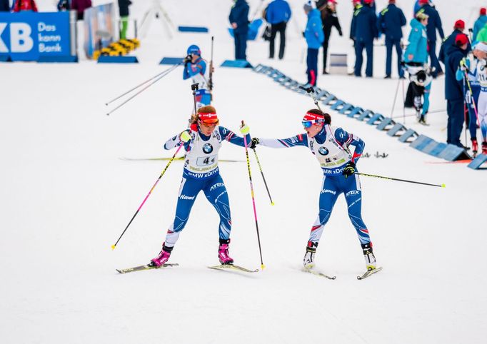 SP Pokljuka, štafeta Ž: Gabriela Koukalová (vlevo) a Veronika Vítková