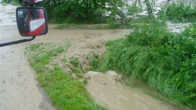 Přívalové deště zaměstnaly i dobrovolné hasiče ze Zbiroha na Rokycansku