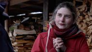 Cleo Duponcheelová, ředitelka pohřebního ústavu. Její firma nabízí pohřby na míru a snaží se o ekologické pojetí posledních rozloučení a nakládání s těly zemřelých.