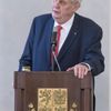 Miloš Zeman oznámil kandidaturu na prezidenta - jeho TK, aktivisté před Hradem