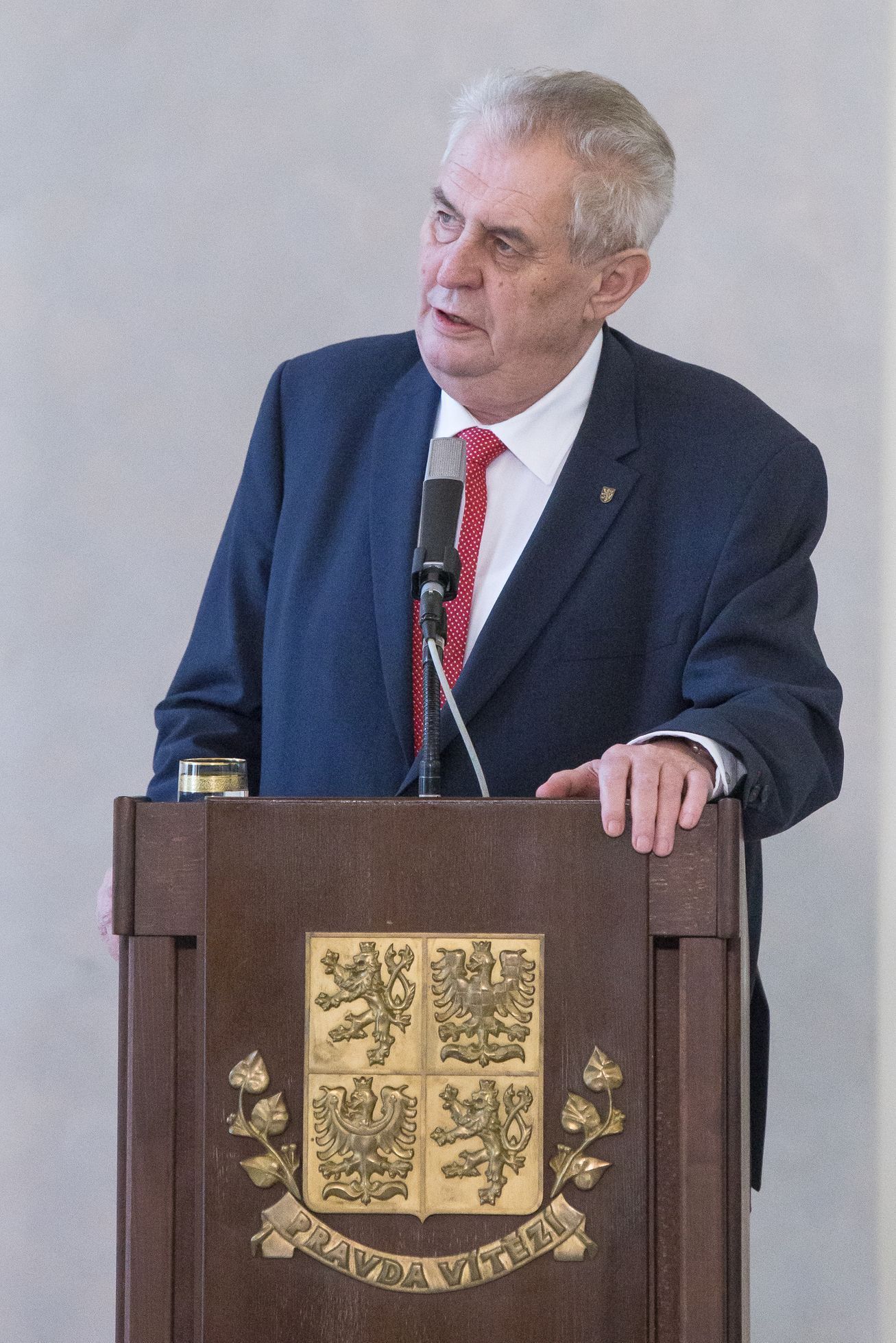 Miloš Zeman oznámil kandidaturu na prezidenta - jeho TK, aktivisté před Hradem