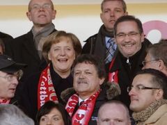 Angela Merkelová v hledišti fandí Energii Chotěbuz s klubovou šálou kolem krku.
