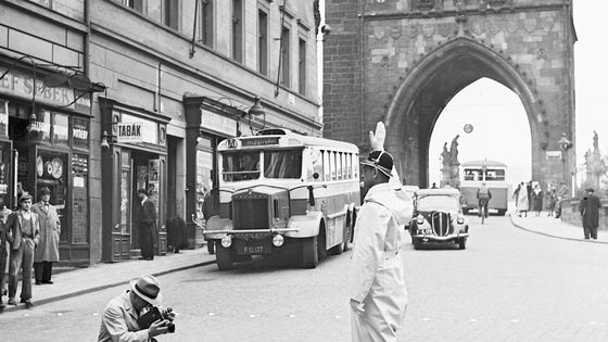 Neuvěřitelná historie pražských autobusů. Ničily Karlův most a dojely na socialismus