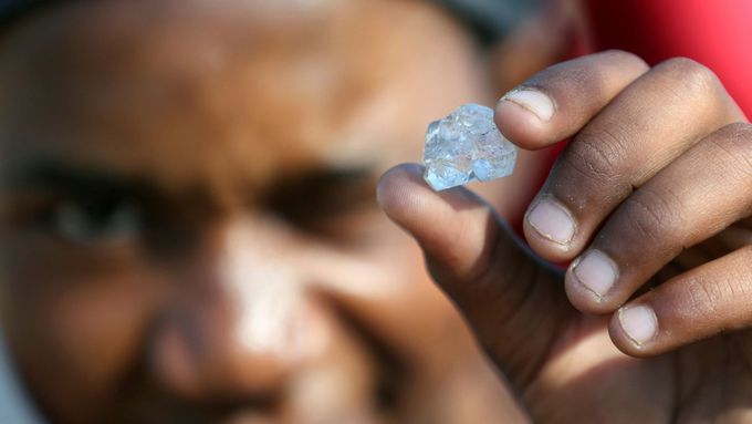 Přes tisíc lidí z celé země se sjelo do jihoafrické vesnice KwaHlathi, aby hledali něco, co považují za diamanty. Analýza kamenů zatím chybí.