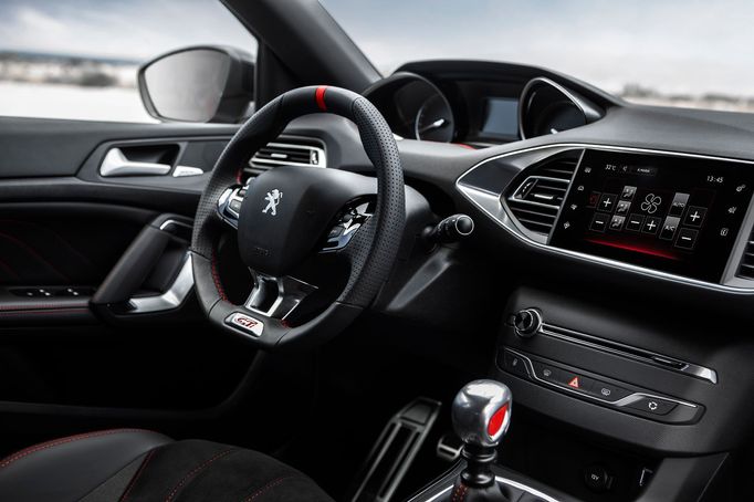 Interiér v Peugeotu 308 GTI působí velmi moderně.