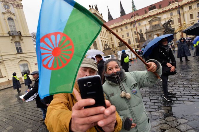 Romové protestují proti Miloši Zemanovi u Pražského hradu