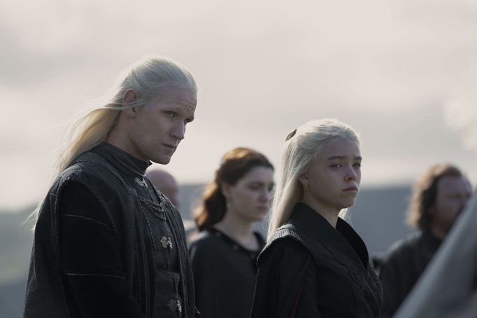 Matt Smith jako princ Daemon Targaryen a Milly Alcocková coby mladá Rhaenyra.