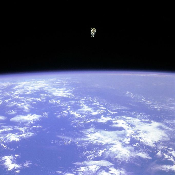 12. únor 1984. Bruce McCandless II. při vesmírné procházce ve velké vzdálenosti od raketoplánu Challenger (mise STS-41B). McCandless se dostal dál než kdokoli před ním, a to díky speciálně vyvinutému přístroji, který měl připevněný na zádech. Šlo vlastně o nitrogenový motor - MMU.