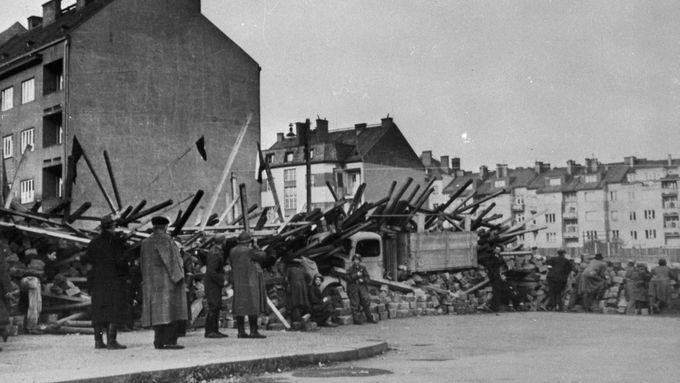 Fotografie z Pražského povstání, na ulicích tehdy zemřelo nejméně 2898 lidí