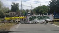 Demonstrace začala v pátek dopoledne v Řečanech nad Labem, odkud se protestní průvod vydal ke chvaletické elektrárně, kde následovaly proslovy.