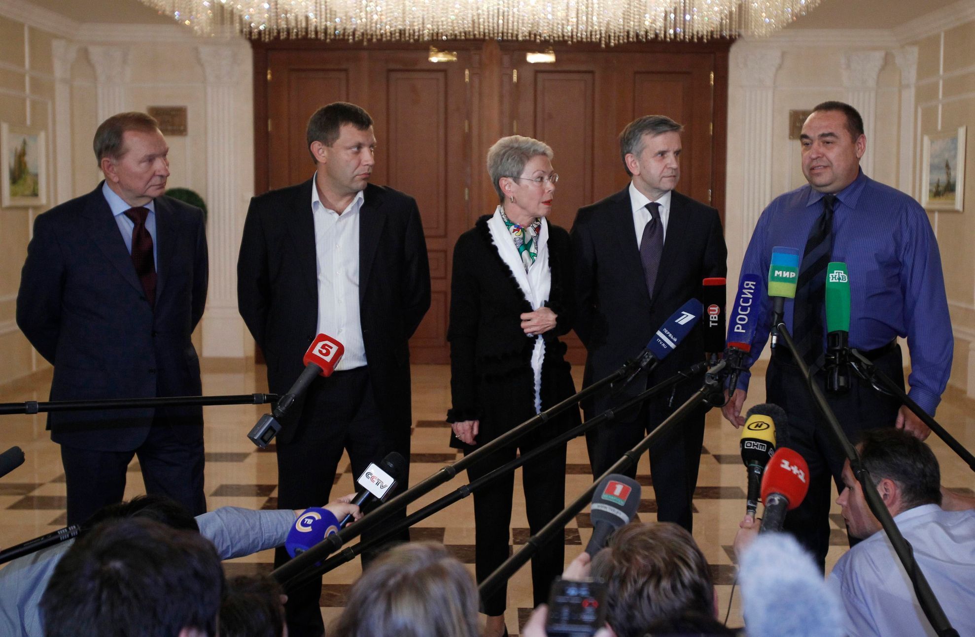 Jednání v Minsku: zleva Leonid Kučma, Alexandr Zacharčenko, Heidi Tagliaviniová, Michail Zurabov a Igor Plotnickij.