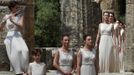 Actresses, playing the role of priestesses, take part in the torch lighting ceremony of the London 2012 Olympic Games at the site of ancient Olympia in Greece May 10, 2012. REUTERS/John Kolesidis (GREECE - Tags: SPORT OLYMPICS) Published: Kvě. 10, 2012, 9:45 dop.