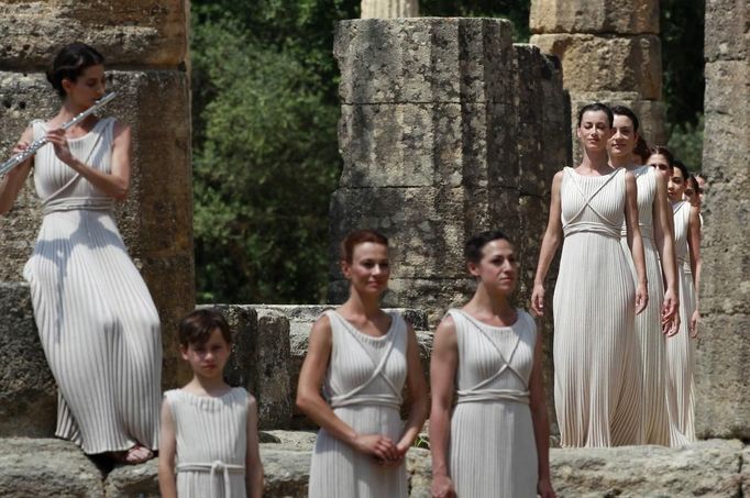 Actresses, playing the role of priestesses, take part in the torch lighting ceremony of the London 2012 Olympic Games at the site of ancient Olympia in Greece May 10, 2012. REUTERS/John Kolesidis (GREECE - Tags: SPORT OLYMPICS) Published: Kvě. 10, 2012, 9:45 dop.