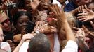 Supporters react as U.S. President Barack Obama shakes hands at a campaign rally at Eden Park in Cincinnati, Ohio September 17, 2012. REUTERS/Kevin Lamarque (UNITED STATES - Tags: POLITICS ELECTIONS) Published: Zář. 17, 2012, 6:09 odp.