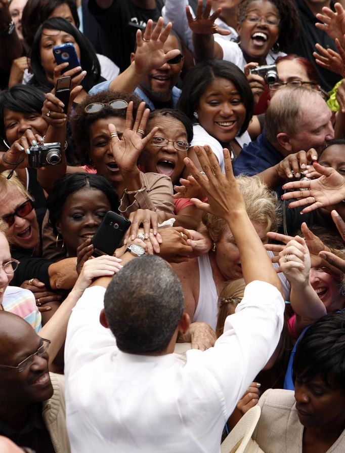 Supporters react as U.S. President Barack Obama shakes hands at a campaign rally at Eden Park in Cincinnati, Ohio September 17, 2012. REUTERS/Kevin Lamarque (UNITED STATES - Tags: POLITICS ELECTIONS) Published: Zář. 17, 2012, 6:09 odp.