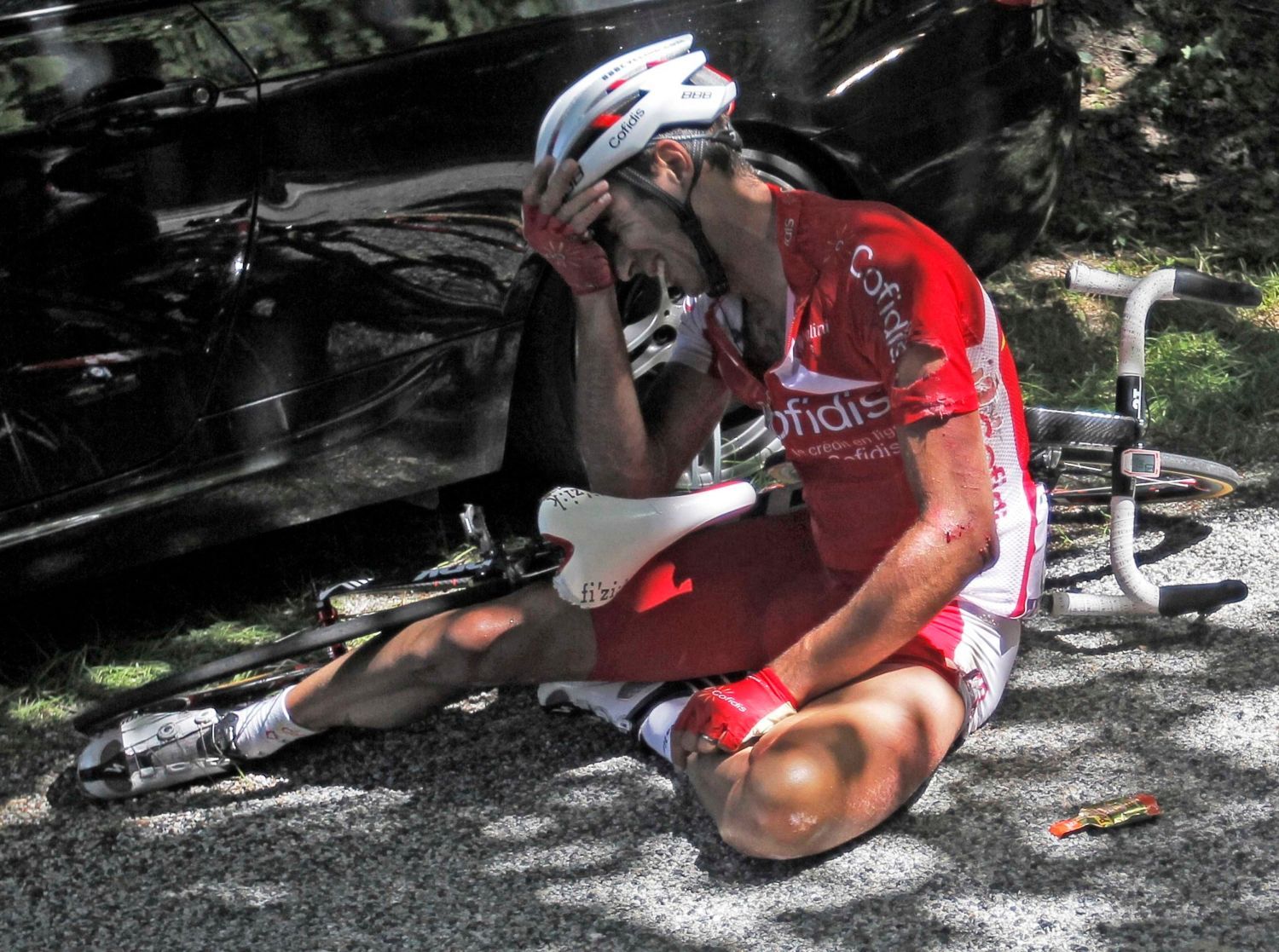 Francouzský cyklista David Moncoutie ze stáje Cofidis je zraněný po pádu ve 12. etapě Tour de France 2012.