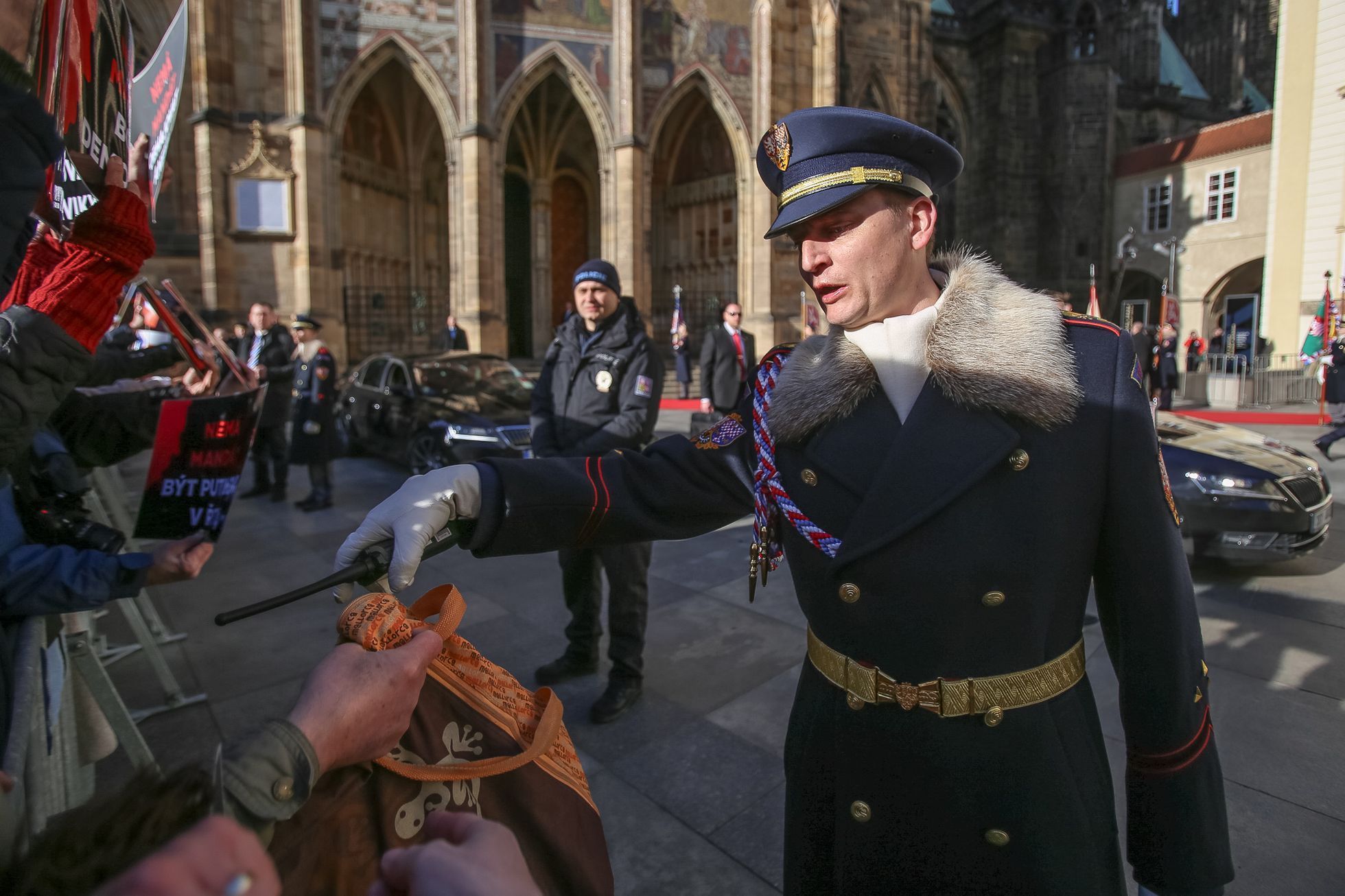 Inaugurace prezidenta Miloše Zemana - dění před Hradem, protesty i oslavy