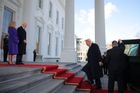 Ve Washingtonu v mrazu vrcholí předání moci. Biden přivítal Trumpa v Bílém domě