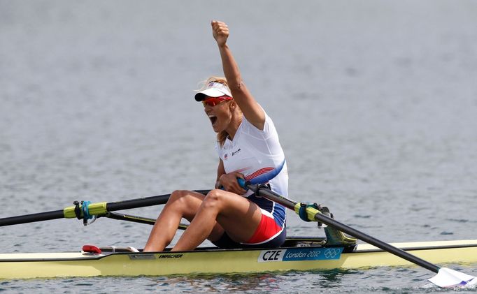 Česká veslařka Miroslava Knapková slaví vítězství na OH 2012 v Londýně.