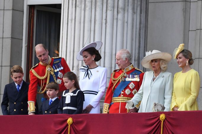 Britská princezna Kate se po skoro šesti měsících ukázala na veřejnosti, na snímku s dalšími členy královské rodiny na balkoně Buckinghamského paláce.