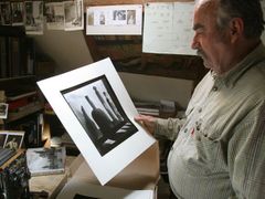 Fotograf Jan Reich si prohlíží jedno ze svých zátiší.