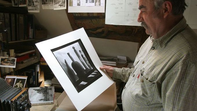 Fotograf Jan Reich si prohlíží jedno ze svých zátiší.