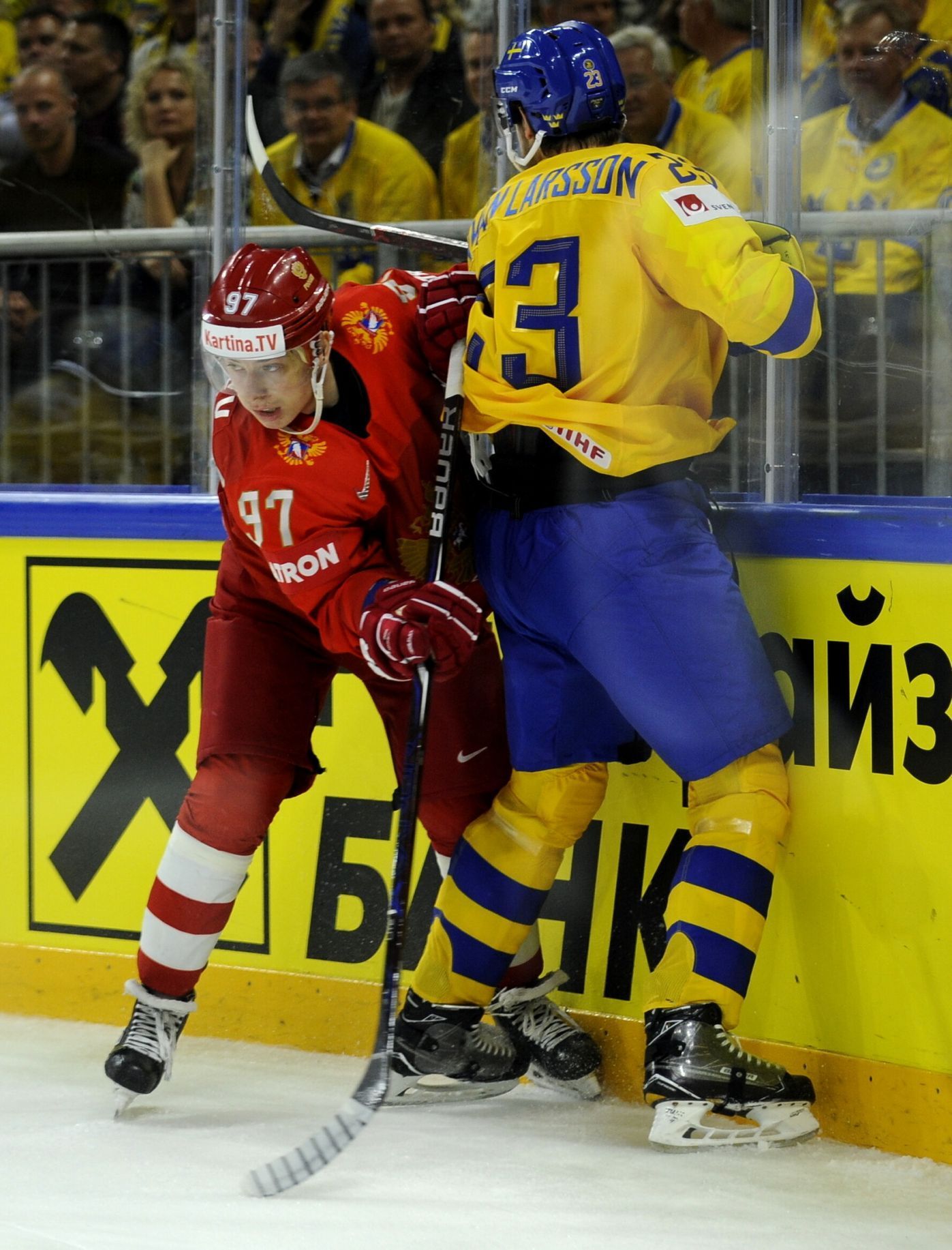 MS 2018, Rusko-Švédsko: Nikita Gusev v souboji s Oliverem Ekman-Larssonem