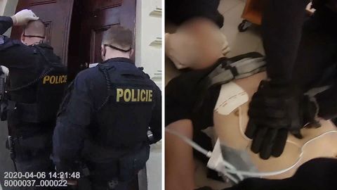 Dramatické záběry záchrany života: Policisté na Žižkově vykopli dveře a oživili muže