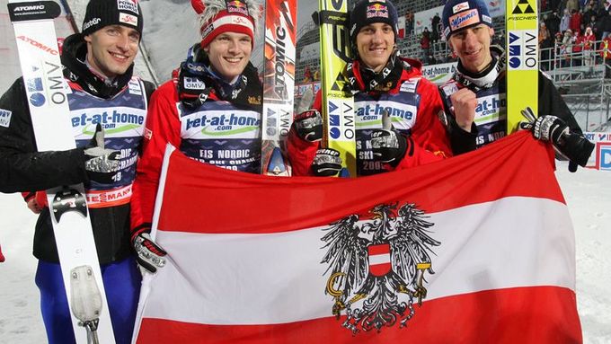 Vítězný tým favoritů z Rakouska: Loitzl, Morgentstern, Schlierenzauer, Koch.
