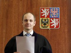 Předseda ústeckého okresního soudu Lubomír Hrbek připouští, že v případě soudce Pavla Kuděly by byl na místě návrh na druhý kárný trest.