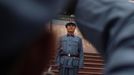 A visitor, dressed as a red army soldier, poses for a picture in Jinggangshan, Jiangxi province September 20, 2012. Jinggangshan, is where former Chinese leader Mao Zedong's career as a revolutionary began to take off. In 1927, Mao and several communist leaders fled with a few thousands to the hills of Jinggangshan, hounded and outnumbered by Nationalist forces. REUTERS/Carlos Barria (CHINA - Tags: POLITICS SOCIETY) Published: Zář. 20, 2012, 5:28 dop.