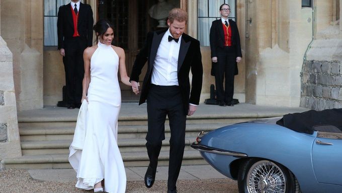 Vévoda a vévodkyně ze Sussexu odjíždí na svatební recepci.