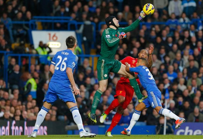 Fotbalista Chelsea Petr Čech vyboxovává míč v utkání proti Liverpoolu v anglické Premier League 2012/13.