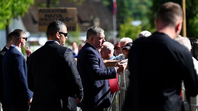Slovenský premiér Robert Fico (Směr-SD) na zasedání vlády krátce předtím, než jej vážně postřelil útočník.
