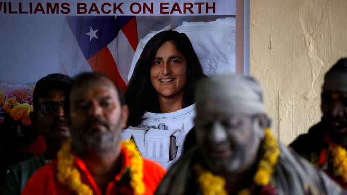 Hinduističtí kněží a vesničané se modlí za bezpečný návrat astronautky Sunity Williamsové v její rodné vesnici Jhulasan v západním indickém státě Gujarat.