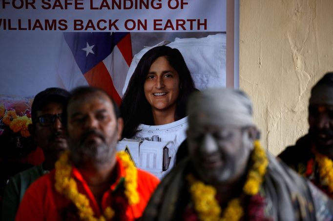 Hinduističtí kněží a vesničané se modlí za bezpečný návrat astronautky Sunity Williamsové v její rodné vesnici Jhulasan v západním indickém státě Gujarat.