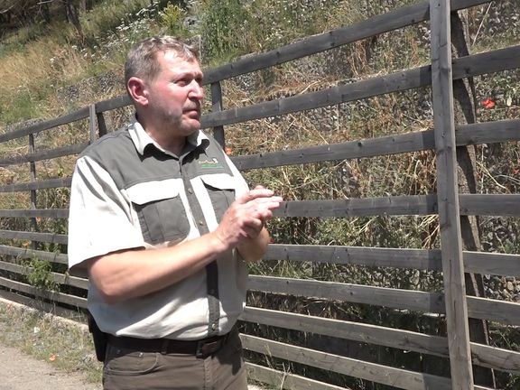 Ředitel Lesní správy Lány Miloš Balák vysvětluje, proč se musely zpevnit svahy kolem vodní nádrže Klíčava.