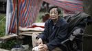 A survivor sits outside a tent after Saturday's earthquake in Lingguan town of Baoxing county, Sichuan province April 22, 2013. Rescuers struggled to reach a remote, rural corner of southwestern China on Sunday as the toll of the dead and missing from the country's worst earthquake in three years climbed to 208 with almost 1,000 serious injuries. The 6.6 magnitude quake struck in Lushan county, near the city of Ya'an in the southwestern province of Sichuan, close to where a devastating 7.9 quake hit in May 2008, killing 70,000. REUTERS/Aly Song (CHINA - Tags: DISASTER ENVIRONMENT) Published: Dub. 22, 2013, 8:20 dop.