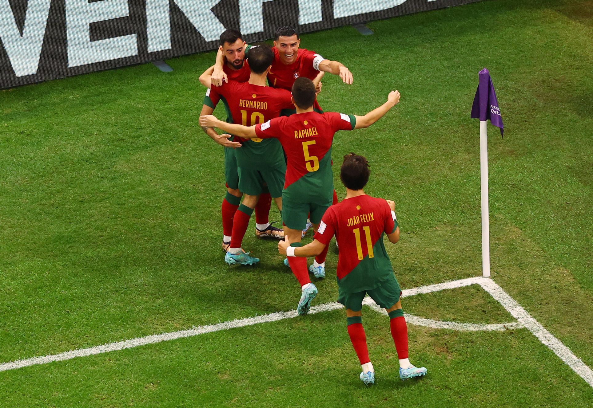 Portugalci slaví gól v zápase MS 2022 Portugalsko - Uruguay
